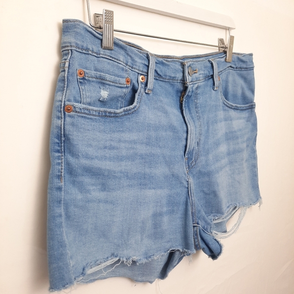 Levi's High Rise Cut-Off Shorts Light Wash Size 32/14 - Picture 4 of 8